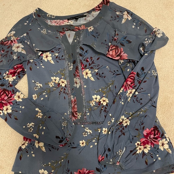 4 Medium size Spring tops - Picture 3 of 10
